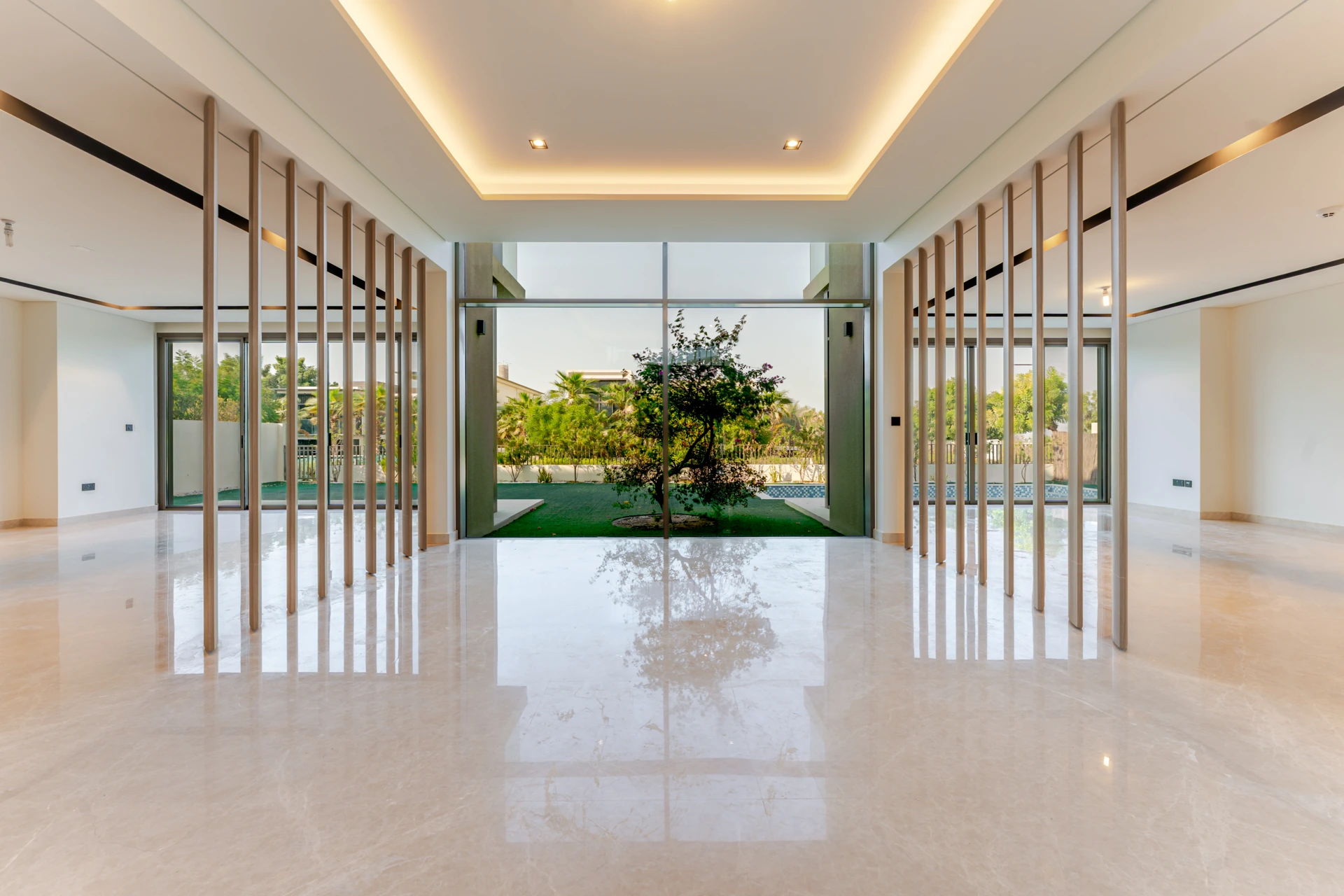 Light-filled entrance hall at Golf Place · D2 Elegant